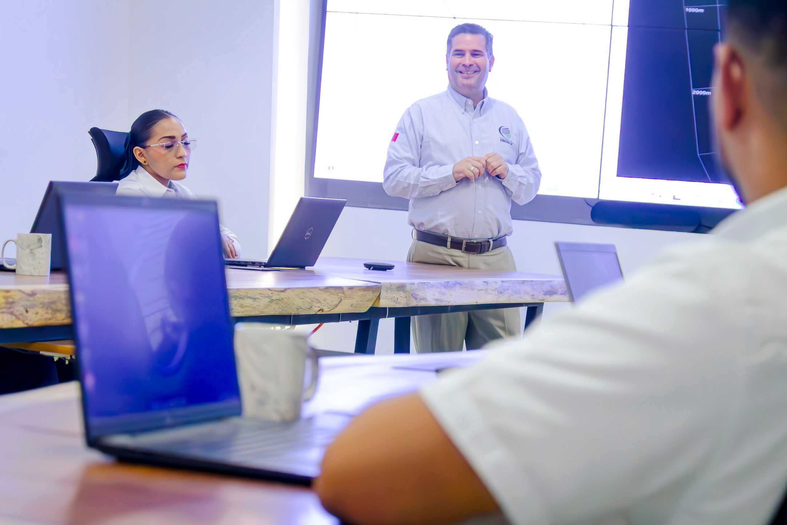 Grupo IPS engineer presenting to colleagues in a meeting room